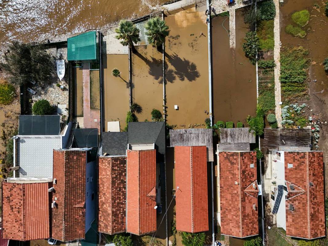 O kentte yollar çöktü: Gece yarısı felaketi yaşadılar! Gün aydınlanınca korkunç manzara ortaya çıktı 44